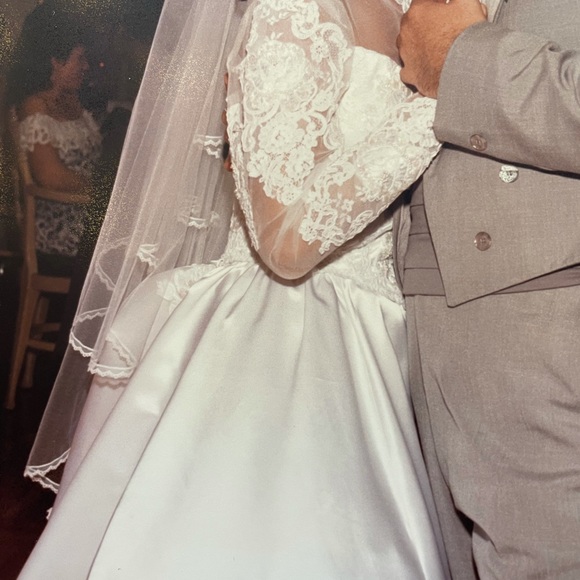 Size 2 white vintage comes with a white vail. - Picture 6 of 9